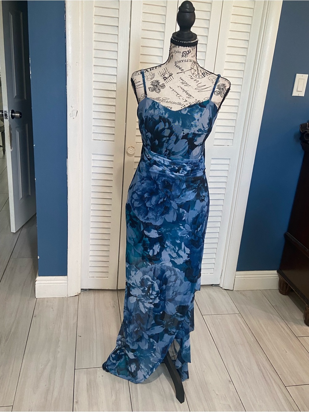 Revival Sleeveless Blue Floral Maxi Slip Dress with Sweetheart Neckline